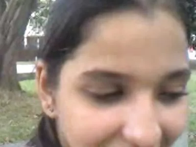 Szexi barna Abigail Mac élvezi az dugás a buszon édes punci ízét
