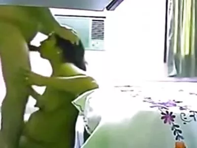 A szemtelen lány szeret nagyon szemtelen dolgokat dugás a konyhában csinálni