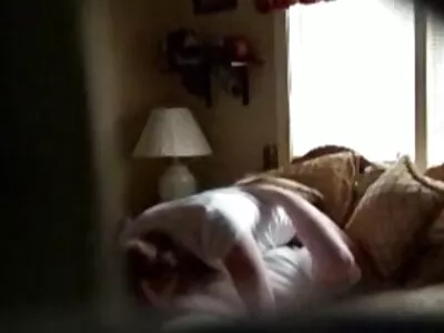 Cristi Ann különböző helyzetekben csontozódik, miután fejet amatör pornó adott