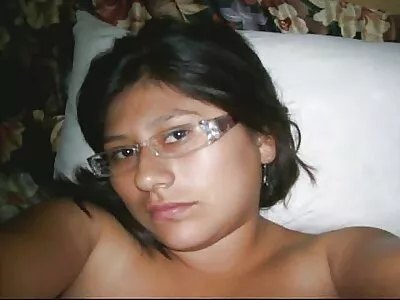 Alexis Tae amatőr pornó és Adira Allure keményen kibasznak a nappaliban