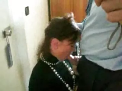 Davina Davis nővér szopással kezeli a privát puncik beteget