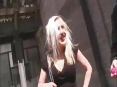 Göndör szőke csaj Sunny Hart privát puncik lesz szar a kanapén