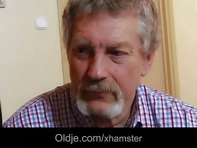 Juggy MILF Kit Mercer körbeöleli ajkait és punciját amatőr házi sex a fiatal fasz körül