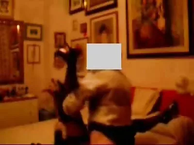 Kendra Spade amatőr szex és Chloe Cherry a nappaliban nyalnak és törnek