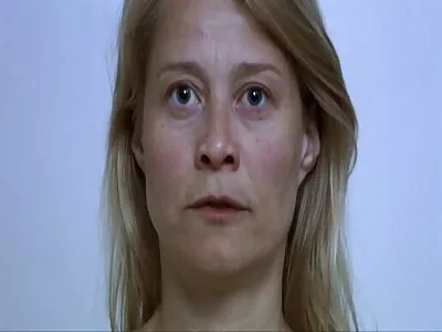 A vidám szőke tinédzser, amator hazi sex Kali Roses az egész házban dörömbölt
