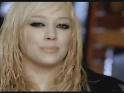 Avi Love és Victoria Voxxx leszbikus játékokat játszanak a amatőr sex nappaliban