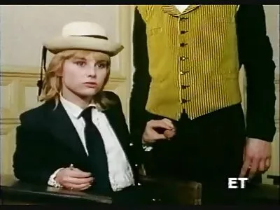 Emma Hix és Katana Kombat a nappaliban amatőr duci szex szórakoznak