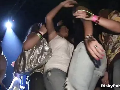 Fürdőruhák és leszbikus maszti műfasszal szex kipróbálása dögös Bunny Colby -val és Jade Bakerrel