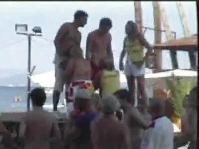 Vékony magyaramatörsex barna Valentina Bianco szolgál túlméretezett kakas, és veszi cum az arcát