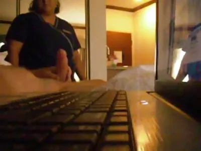 Cserzett anya, hazi szex video Melanie Hicks játszik a puncijával az ágyban
