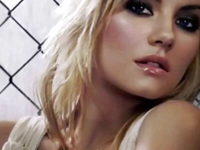 Kelsi Monroe megfelelően szar amator anal szex a padlón