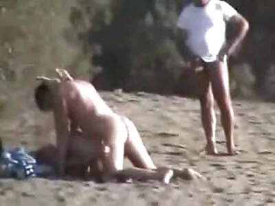 A telhetetlen tini leszbikusok vad szexet folytatnak amatőr pornó